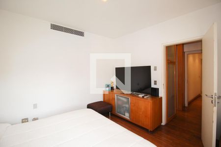 Apartamento à venda com 220m², 4 quartos e 4 vagas Apartamento à venda com 220m², 4 quartos e 4 vagasSuíte