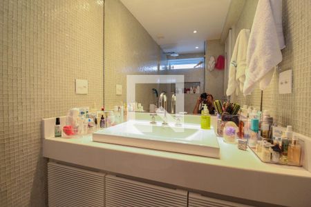 Apartamento à venda com 115m², 2 quartos e 2 vagas Apartamento à venda com 115m², 2 quartos e 2 vagasBanheiro da Suíte 1