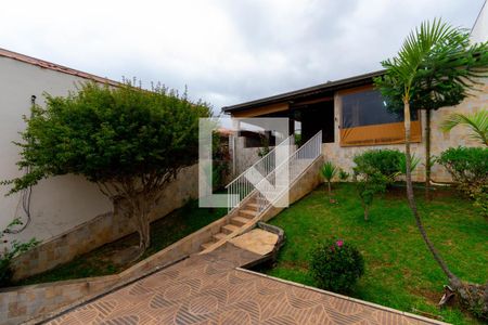 Casa à venda com 241m², 2 quartos e 2 vagas Casa à venda com 241m², 2 quartos e 2 vagasEntrada