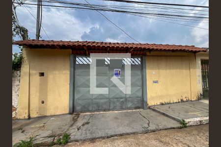 Casa à venda com 250m², 2 quartos e 3 vagas Casa à venda com 250m², 2 quartos e 3 vagasFachada