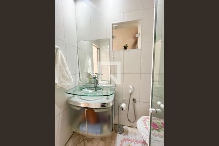Casa à venda com 250m², 2 quartos e 3 vagas Casa à venda com 250m², 2 quartos e 3 vagasBanheiro Corredor