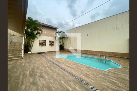 Casa à venda com 256m², 3 quartos e 5 vagas Casa à venda com 256m², 3 quartos e 5 vagasQuintal - Piscina