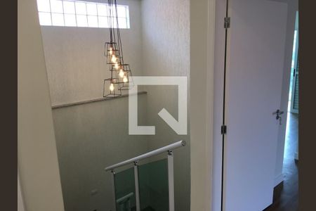 Casa à venda com 200m², 6 quartos e 4 vagas Casa à venda com 200m², 6 quartos e 4 vagasEscada