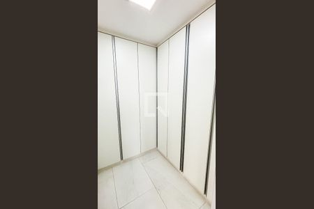 Casa à venda com 386m², 3 quartos e 8 vagas Casa à venda com 386m², 3 quartos e 8 vagasCloset Suite 1