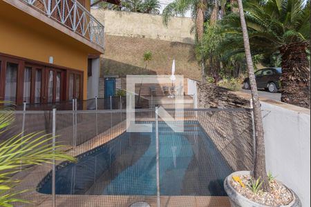 Casa à venda com 300m², 4 quartos e 4 vagas Casa à venda com 300m², 4 quartos e 4 vagasPiscina