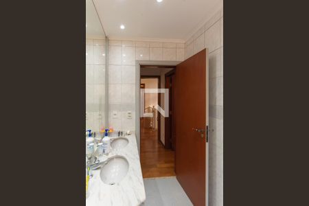 Casa à venda com 300m², 4 quartos e 4 vagas Casa à venda com 300m², 4 quartos e 4 vagasBanheiro das Suítes 3 e 4