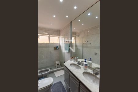 Casa à venda com 300m², 4 quartos e 4 vagas Casa à venda com 300m², 4 quartos e 4 vagasBanheiro das Suítes 3 e 4