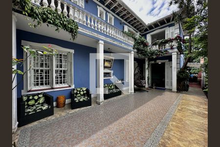Casa à venda com 254m², 5 quartos e 2 vagas Casa à venda com 254m², 5 quartos e 2 vagasVaranda
