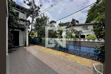 Casa à venda com 254m², 5 quartos e 2 vagas Casa à venda com 254m², 5 quartos e 2 vagasVaranda