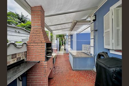 Casa à venda com 254m², 5 quartos e 2 vagas Casa à venda com 254m², 5 quartos e 2 vagasChurrasqueira