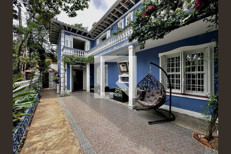 Casa à venda com 254m², 5 quartos e 2 vagas Casa à venda com 254m², 5 quartos e 2 vagasVaranda