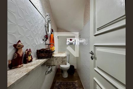 Casa à venda com 254m², 5 quartos e 2 vagas Casa à venda com 254m², 5 quartos e 2 vagasLavabo