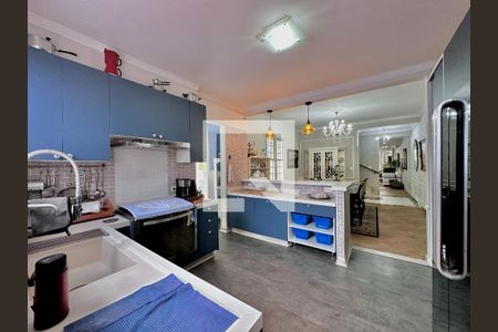 Casa à venda com 254m², 5 quartos e 2 vagas Casa à venda com 254m², 5 quartos e 2 vagasCozinha