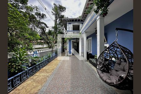 Casa à venda com 254m², 5 quartos e 2 vagas Casa à venda com 254m², 5 quartos e 2 vagasVaranda