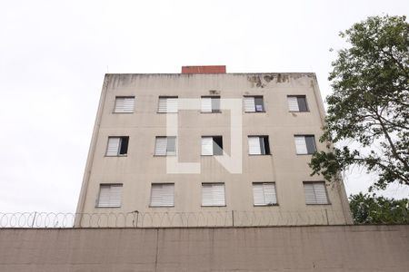 Apartamento à venda com 50m², 3 quartos e 1 vagaFachada do condomínio - Placa instalada na janela do imóvel