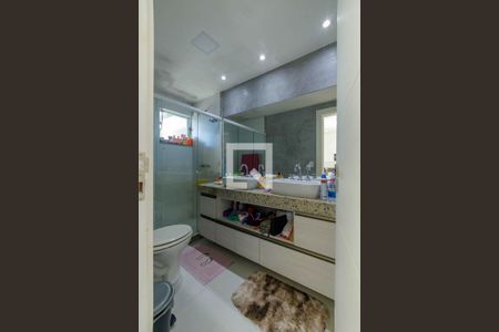 Casa de condomínio à venda com 240m², 4 quartos e 1 vagaBanheiro da Suíte 1