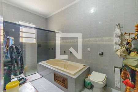 Casa de condomínio à venda com 335m², 5 quartos e 5 vagas Casa de condomínio à venda com 335m², 5 quartos e 5 vagasBanheiro da Suíte 2