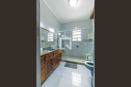 Casa de condomínio à venda com 335m², 5 quartos e 5 vagas Casa de condomínio à venda com 335m², 5 quartos e 5 vagasBanheiro da Suíte 1