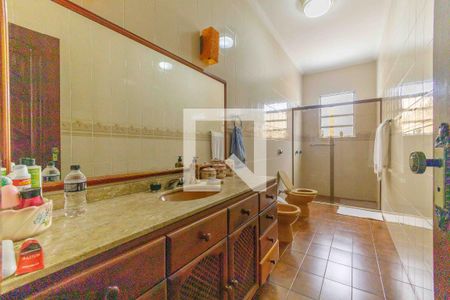 Casa de condomínio à venda com 335m², 5 quartos e 5 vagas Casa de condomínio à venda com 335m², 5 quartos e 5 vagasBanheiro Social