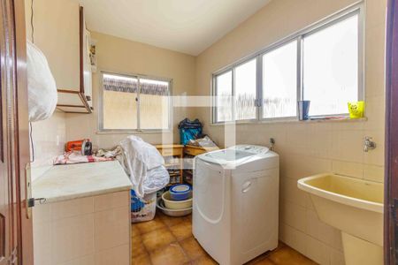 Casa de condomínio à venda com 335m², 5 quartos e 5 vagas Casa de condomínio à venda com 335m², 5 quartos e 5 vagasÁrea de Serviço