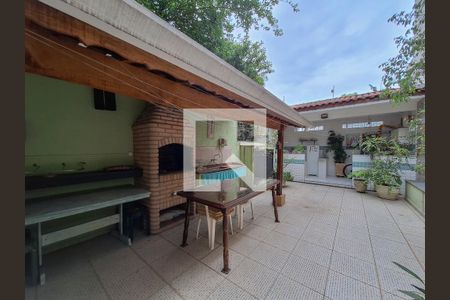 Casa à venda com 230m², 2 quartos e 2 vagas Casa à venda com 230m², 2 quartos e 2 vagasQuintal