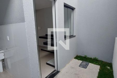 Casa à venda com 77m², 2 quartos e 1 vaga