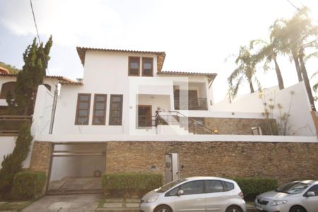 Casa para alugar com 400m², 5 quartos e 4 vagasFachada