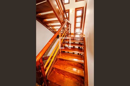 Casa para alugar com 400m², 5 quartos e 4 vagasEscada