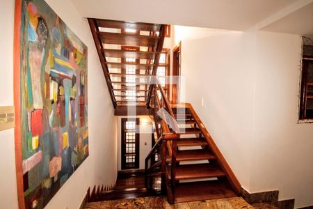 Casa para alugar com 400m², 5 quartos e 4 vagasEscada