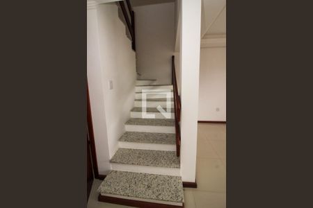 Casa à venda com 117m², 3 quartos e 2 vagas Casa à venda com 117m², 3 quartos e 2 vagasEscada