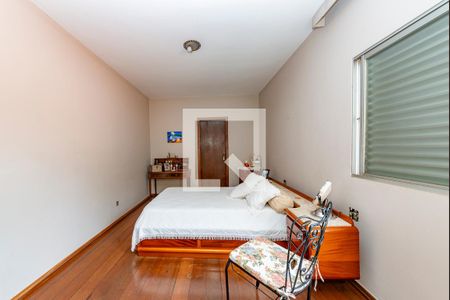 Casa à venda com 367m², 4 quartos e 5 vagas Casa à venda com 367m², 4 quartos e 5 vagasSuíte