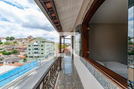 Casa à venda com 367m², 4 quartos e 5 vagas Casa à venda com 367m², 4 quartos e 5 vagasVaranda da Saleta