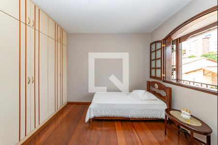 Casa à venda com 367m², 4 quartos e 5 vagas Casa à venda com 367m², 4 quartos e 5 vagasQuarto 4