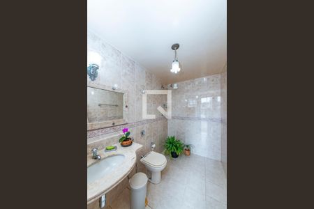 Casa à venda com 367m², 4 quartos e 5 vagas Casa à venda com 367m², 4 quartos e 5 vagasBanheiro Social 2