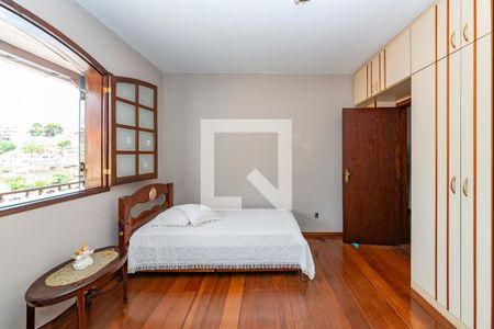 Casa à venda com 367m², 4 quartos e 5 vagas Casa à venda com 367m², 4 quartos e 5 vagasQuarto 4