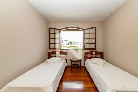 Casa à venda com 367m², 4 quartos e 5 vagas Casa à venda com 367m², 4 quartos e 5 vagasQuarto 4