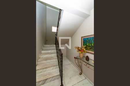 Casa à venda com 367m², 4 quartos e 5 vagas Casa à venda com 367m², 4 quartos e 5 vagasEscada