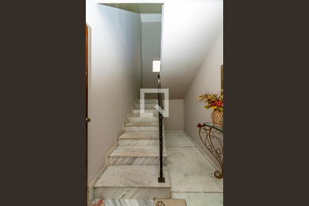 Casa à venda com 367m², 4 quartos e 5 vagas Casa à venda com 367m², 4 quartos e 5 vagasEscada