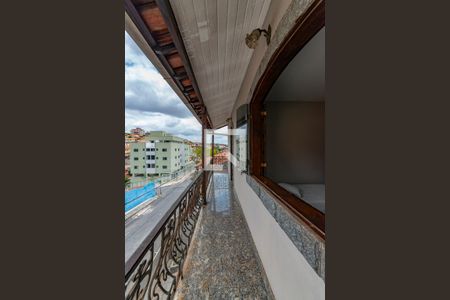 Casa à venda com 367m², 4 quartos e 5 vagas Casa à venda com 367m², 4 quartos e 5 vagasVaranda da Saleta