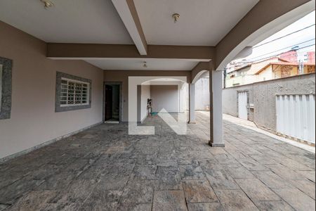 Casa à venda com 367m², 4 quartos e 5 vagas Casa à venda com 367m², 4 quartos e 5 vagasGaragem