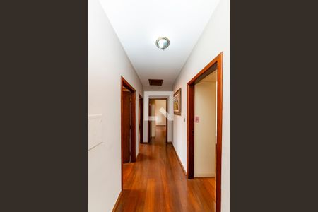 Casa à venda com 367m², 4 quartos e 5 vagas Casa à venda com 367m², 4 quartos e 5 vagasCorredor