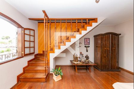 Casa à venda com 367m², 4 quartos e 5 vagas Casa à venda com 367m², 4 quartos e 5 vagasEscada