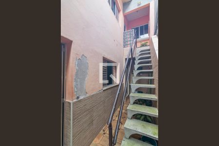 Casa à venda com 250m², 2 quartos e 2 vagas Casa à venda com 250m², 2 quartos e 2 vagasEscada