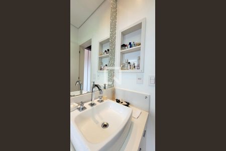 Casa de condomínio à venda com 300m², 4 quartos e 4 vagas Casa de condomínio à venda com 300m², 4 quartos e 4 vagasBanheiro Social 2