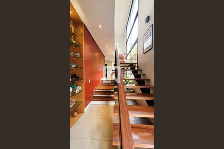 Casa de condomínio à venda com 300m², 4 quartos e 4 vagas Casa de condomínio à venda com 300m², 4 quartos e 4 vagasEscada