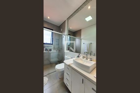 Casa de condomínio à venda com 300m², 4 quartos e 4 vagas Casa de condomínio à venda com 300m², 4 quartos e 4 vagasBanheiro Social 2