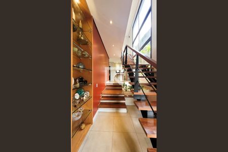 Casa de condomínio à venda com 300m², 4 quartos e 4 vagas Casa de condomínio à venda com 300m², 4 quartos e 4 vagasEscada