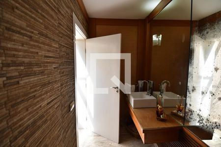 Casa de condomínio à venda com 700m², 5 quartos e 2 vagasLavabo