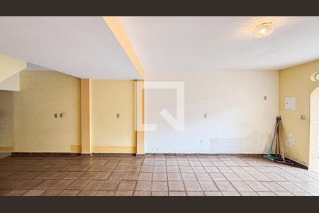 Casa à venda com 250m², 3 quartos e 6 vagas Casa à venda com 250m², 3 quartos e 6 vagasGaragem