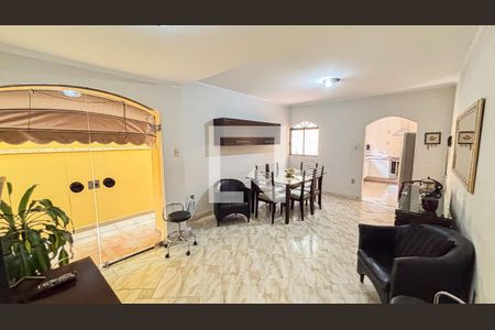 Casa à venda com 250m², 3 quartos e 6 vagas Casa à venda com 250m², 3 quartos e 6 vagasCopa